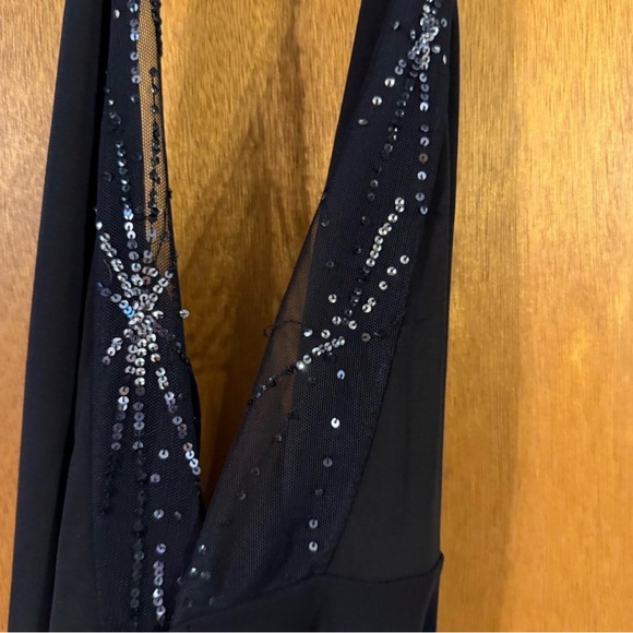 Elegant Black Dress with Sequin Detail - Picture 3 of 4